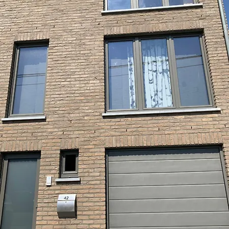 Fully Furnished House, Wifi, Garage Lägenhet