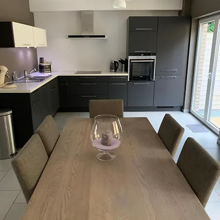 Fully Furnished House, Wifi, Garage Lägenhet *